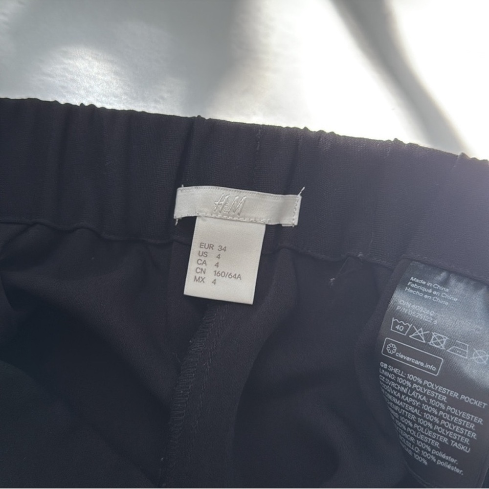 H&M pleat detail black shorts - Picture 2 of 5